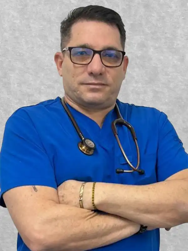 Foto del Dr. Erick Hernández con uniforme médico.