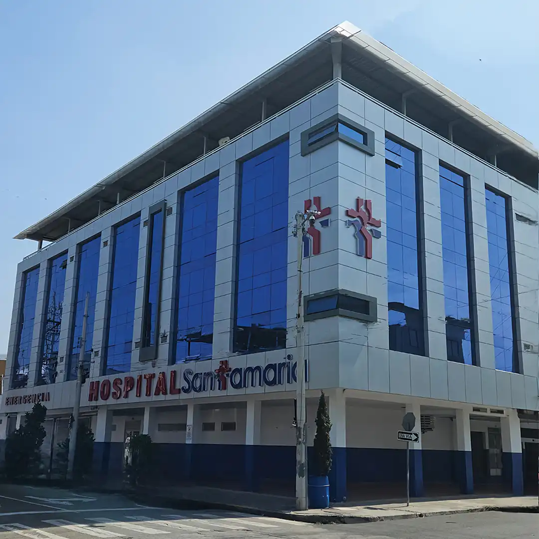 Fachada moderna del Hospital Santamaria en Guayaquil.