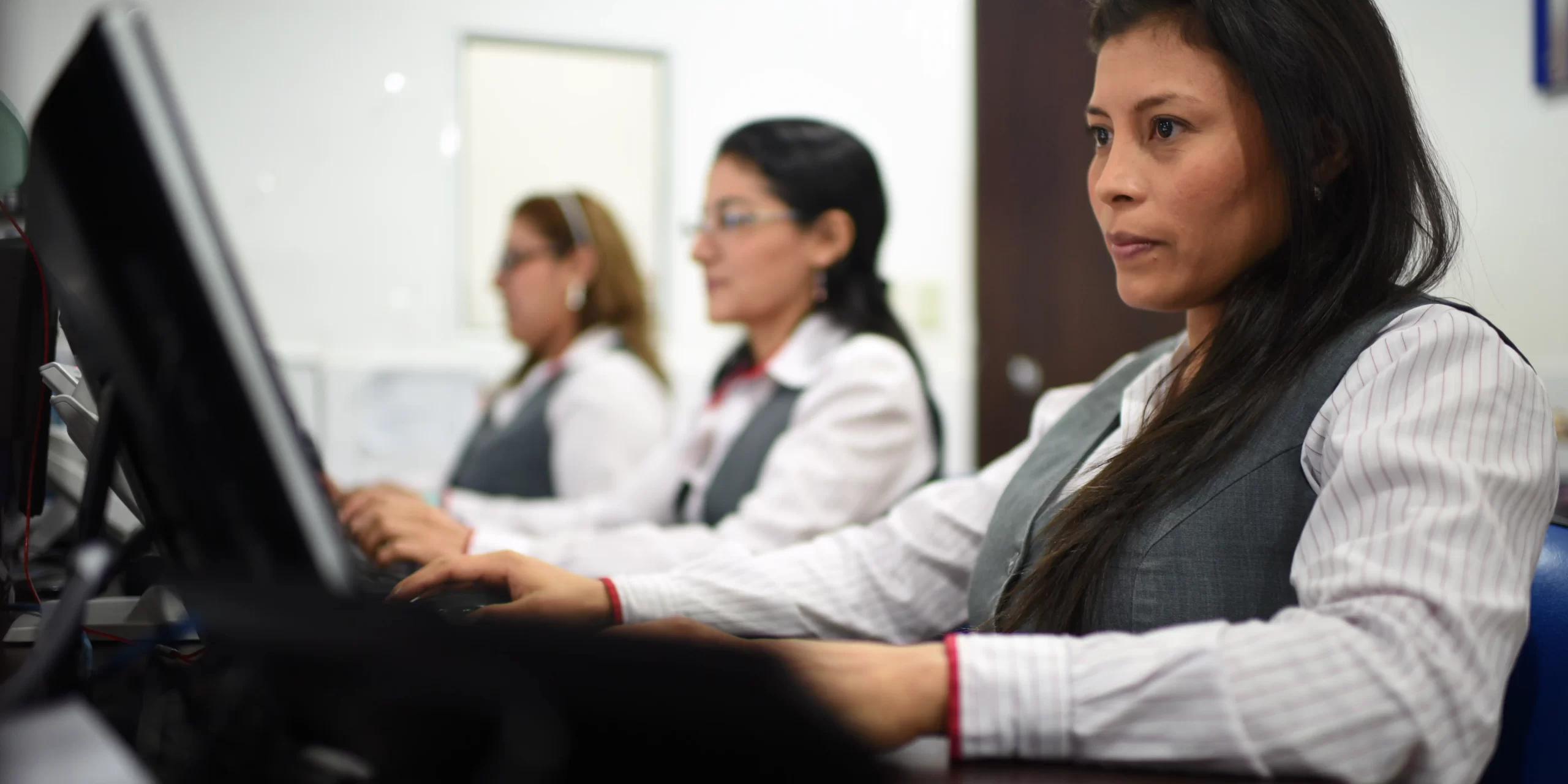 Personal administrativo del Hospital Santamaria brindando atención al paciente.