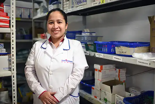 Farmacéutica en el Hospital Santamaria con medicamentos organizados