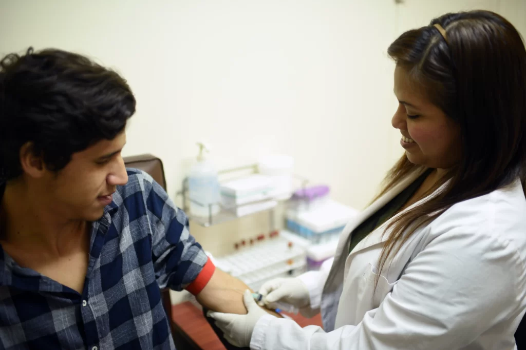 Toma de muestras y procedimientos en el laboratorio del Hospital Santamaria.