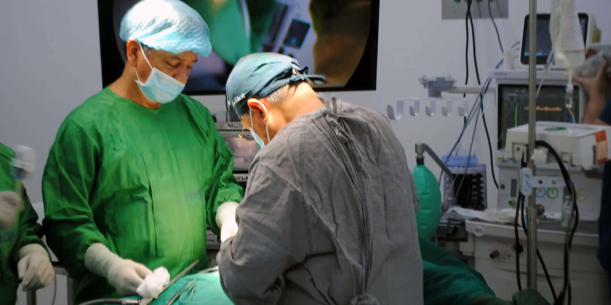 Cirujanos realizando una operación en un quirófano del Hospital Santamaria.