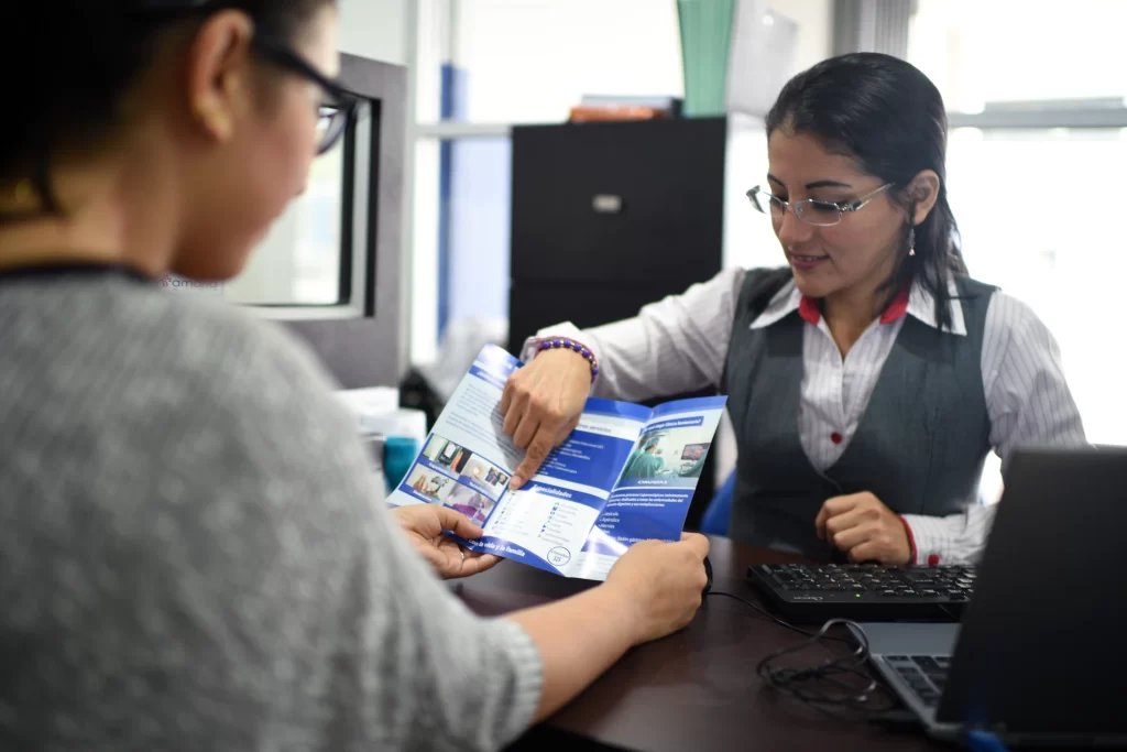 Atención al paciente en el Hospital Santamaria, personal explicando servicios.